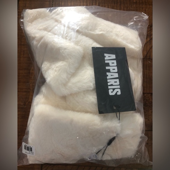 NWT Apparis Bambi Faux Fur Super Soft Scarf Wrap in Ivory - Picture 3 of 4